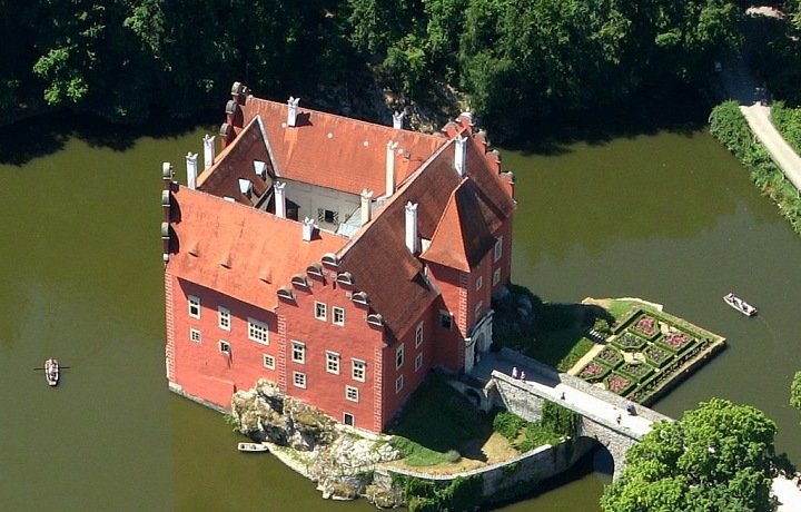 Letecký pohled na vodní zámek