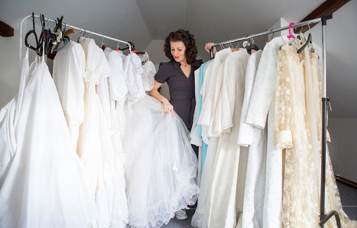 Sympatická maminka tří dětí zná příběh všech svých šatů. 