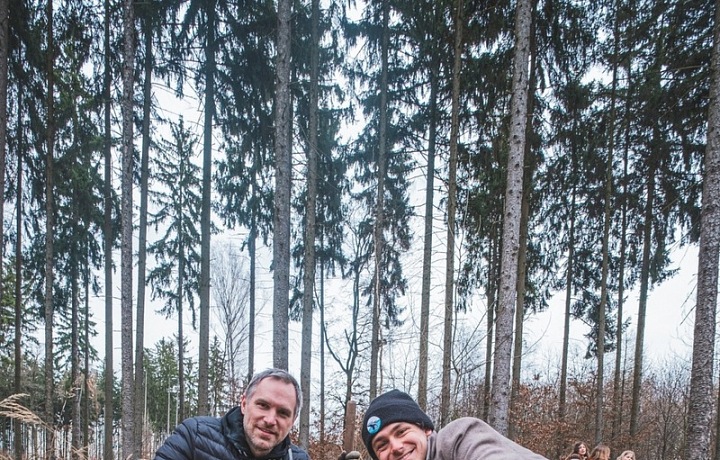 Hřib sází stromy. 