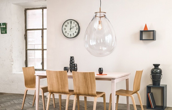 Židle Simple a světlo Tim