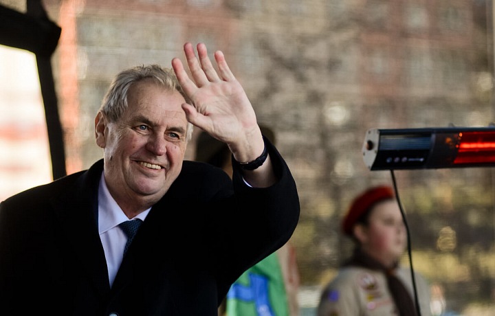 Prezident Miloš Zeman mává