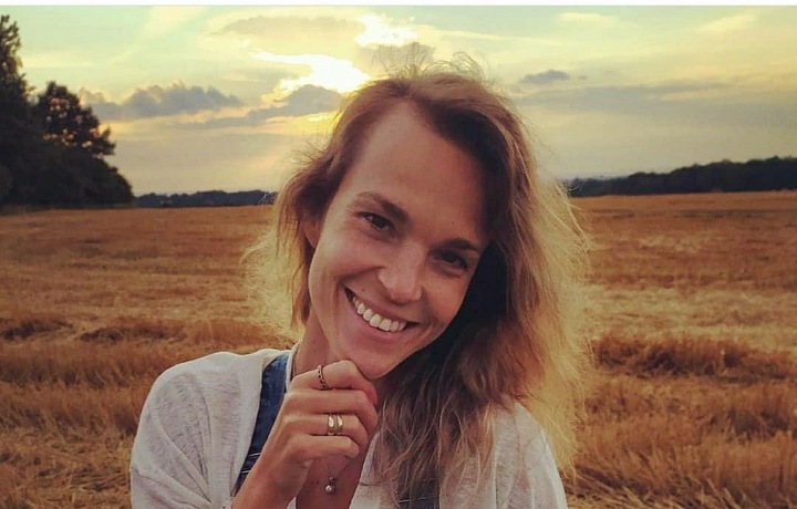 Mladá žena na poli