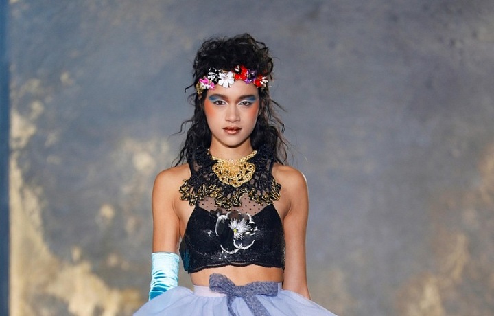 Žena na přehlídce Viktor & Rolf couture SS2021.