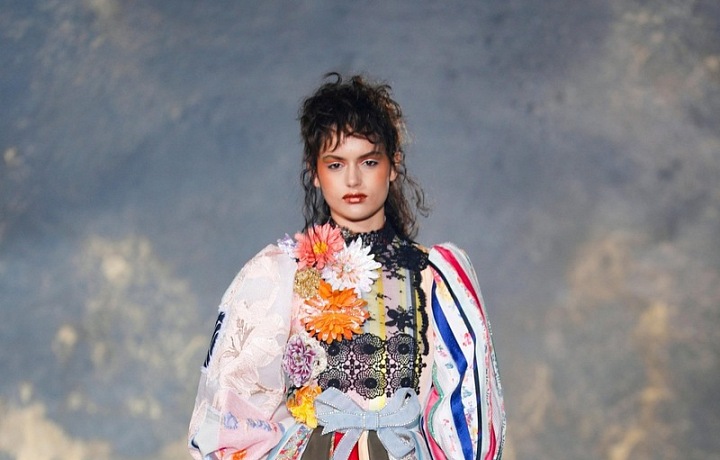 Žena na přehlídce Viktor & Rolf couture SS2021.