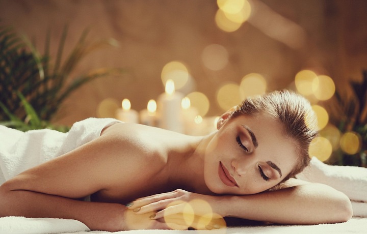 Žena si užívá masáž