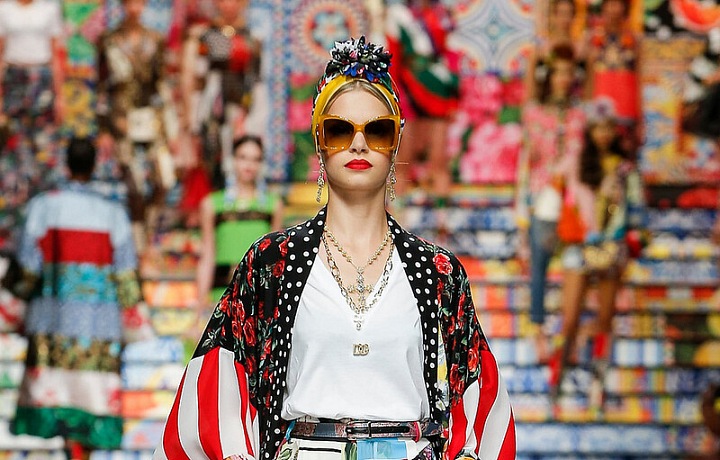 Žena v barevném modelu Dolce Gabbana SS2021