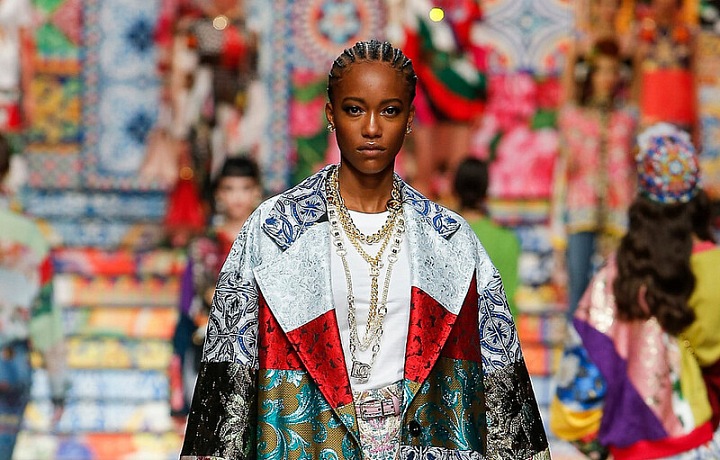 Žena v barevném modelu Dolce Gabbana SS2021