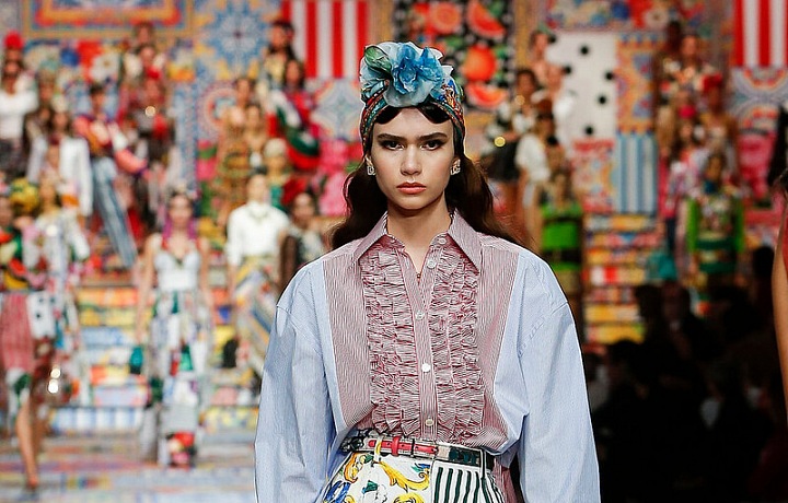 Žena v barevném modelu Dolce Gabbana SS2021