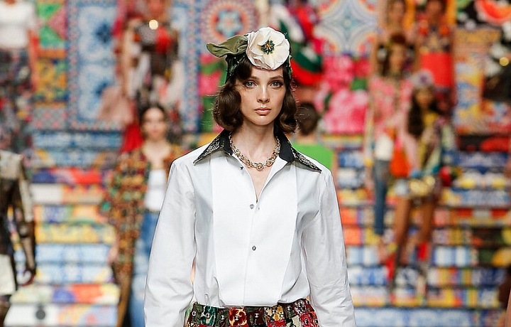 Žena v barevném modelu Dolce Gabbana SS2021