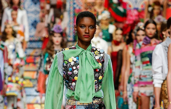 Žena v barevném modelu Dolce Gabbana SS2021