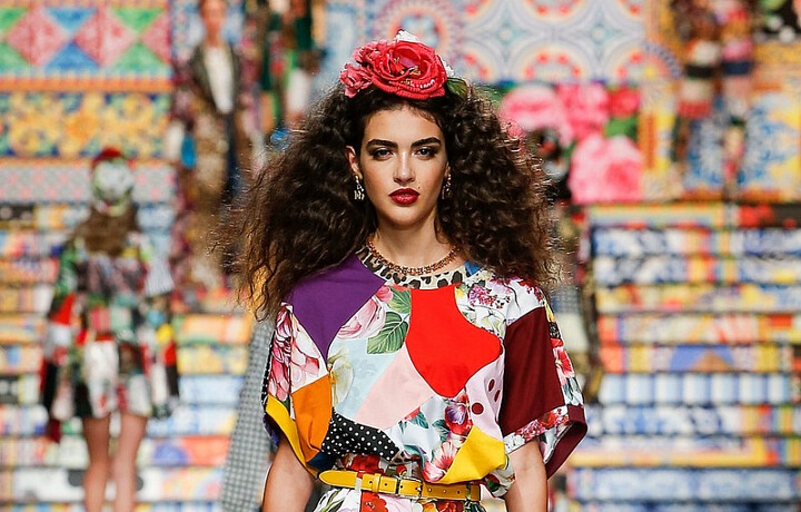Žena v barevném modelu Dolce Gabbana SS2021