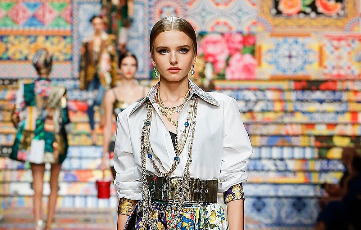 Žena v barevném modelu Dolce Gabbana SS2021