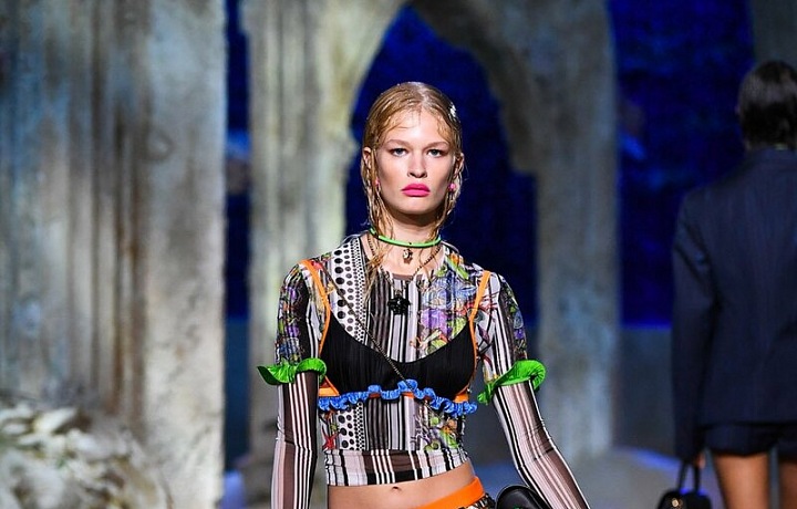 Žena v barevném modelu Versace SS2021