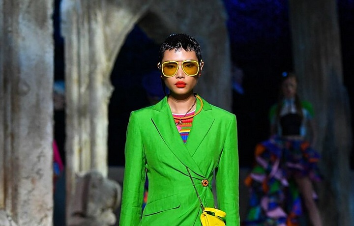 Žena v barevném modelu Versace SS2021