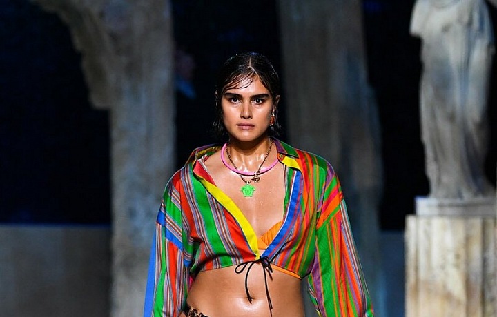 Žena v barevném modelu Versace SS2021