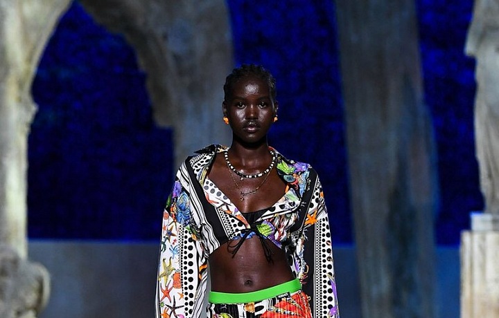 Žena v barevném modelu Versace SS2021