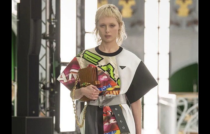 Žena v barevných šatech Louis Vuitton SS2021