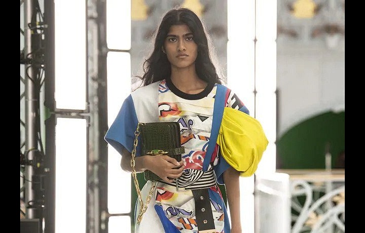 Žena v barevných šatech Louis Vuitton SS2021