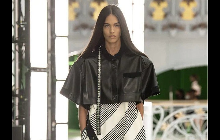 Žena v barevných šortkách a koženém topu LV SS2021