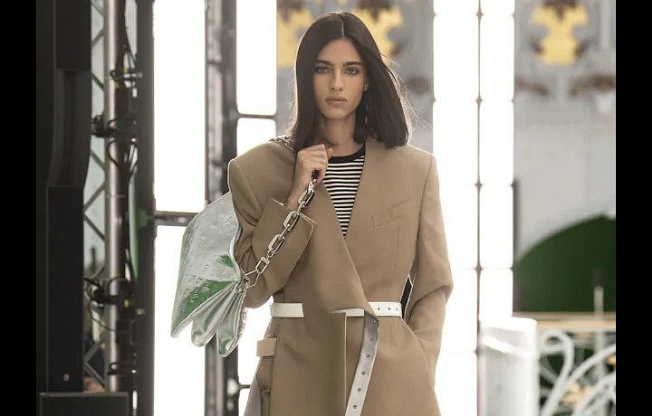Žena v béžovém obleku Louis Vuitton SS2021