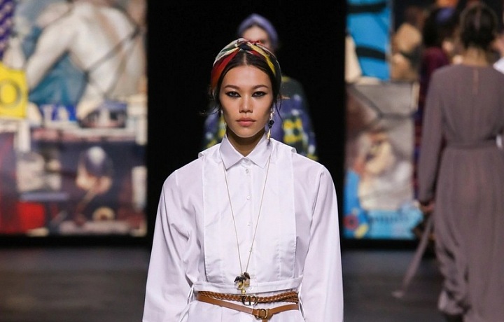 Žena v bílé košili a barevných kalhotách Dior SS2021