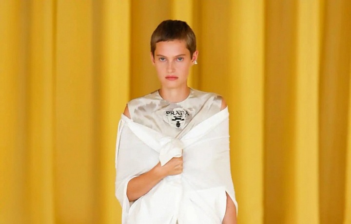 Žena v bílém kabátu Prada SS2021