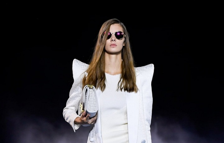 Žena v bílém modelu Balmain SS2021