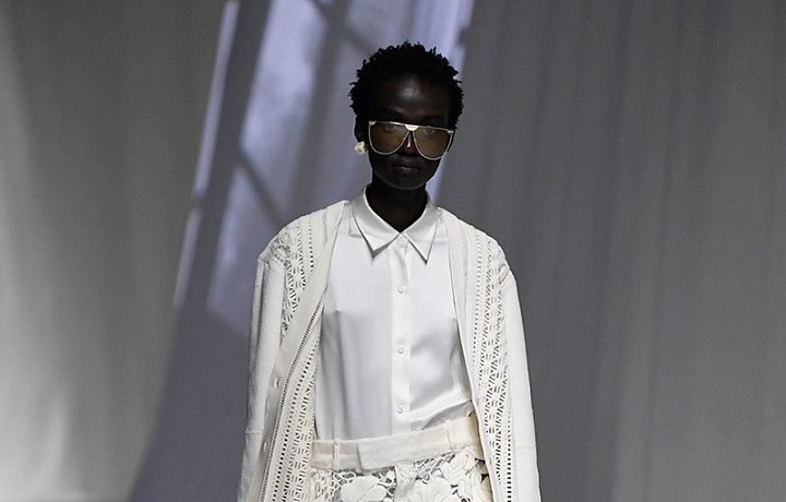 Žena v bílém modelu Fendi SS2021