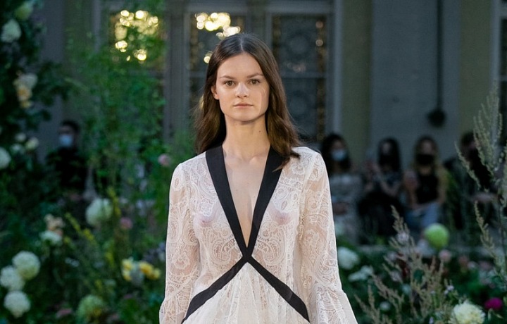 Žena v bílých průsvitných šatech od Jiřího Kalfaře