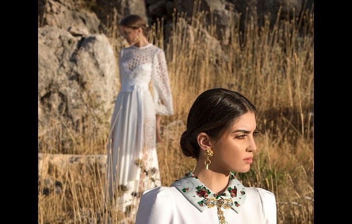 Žena v bílých šatech Elie Saab SS2021