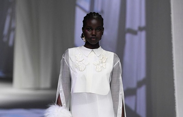 Žena v bílých šatech Fendi SS2021