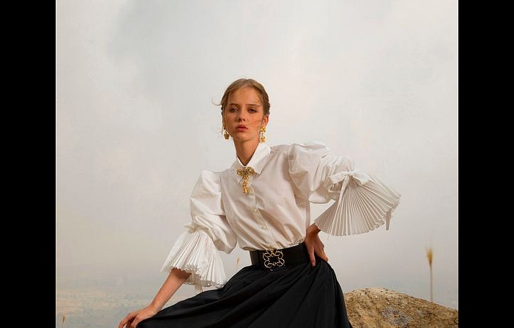 Žena v černé sukni a bílé košili Elie Saab SS2021