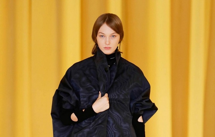 Žena v černém kabátu Prada SS2021