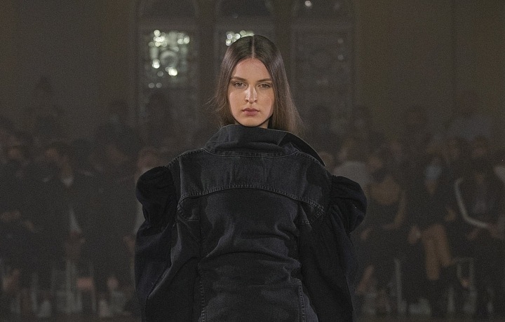 Žena v černém kombinovaném outfitu od Zoltána Tótha 