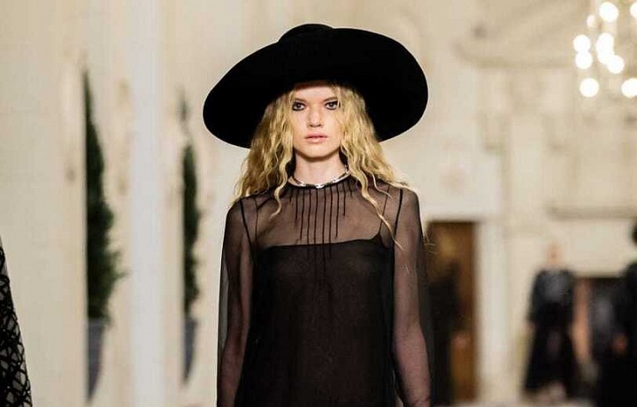 Žena v černém modelu Chanel Métiers d’art 2020/21