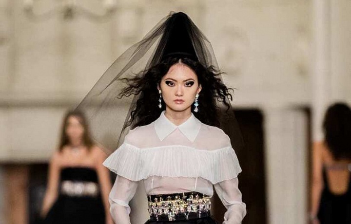 Žena v černém modelu Chanel Métiers d’art 2020/21