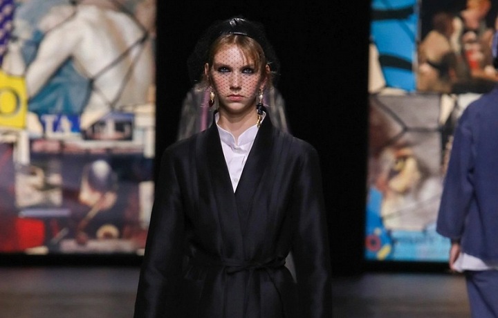 Žena v černém obleku Dior SS2021