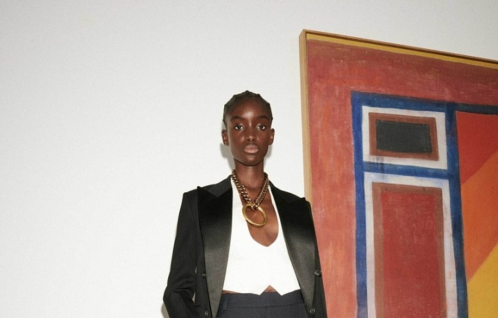 Žena v černém obleku Victoria Beckham