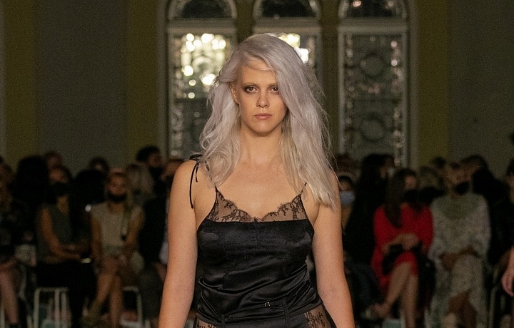 Žena v černém spodním prádle návrhářky Terezy Vu