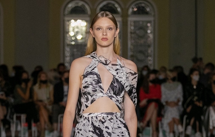 Žena v černobílém modelu Michaela Kováčika