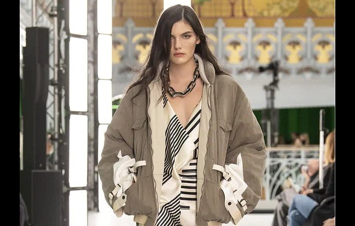 Žena v pruhovaných šatech Louis Vuitton SS2021
