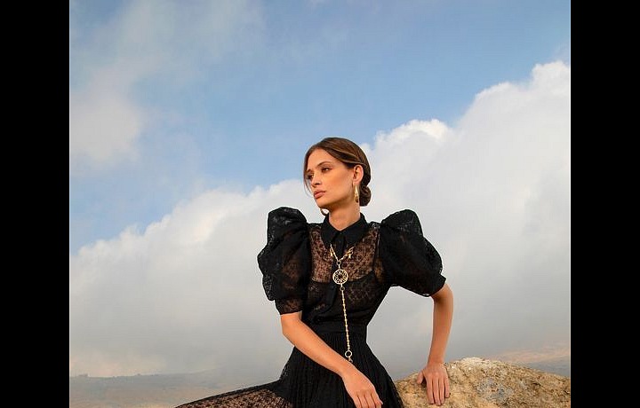 Žena v černých šatech Elie Saab SS2021