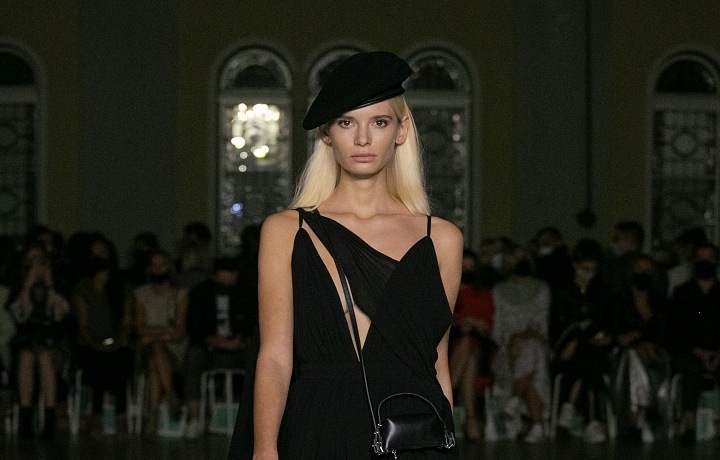 Žena v černých šatech Michaela Kováčika