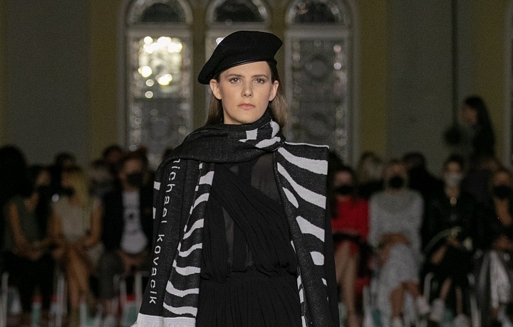 Žena v černých šatech Michaela Kováčika