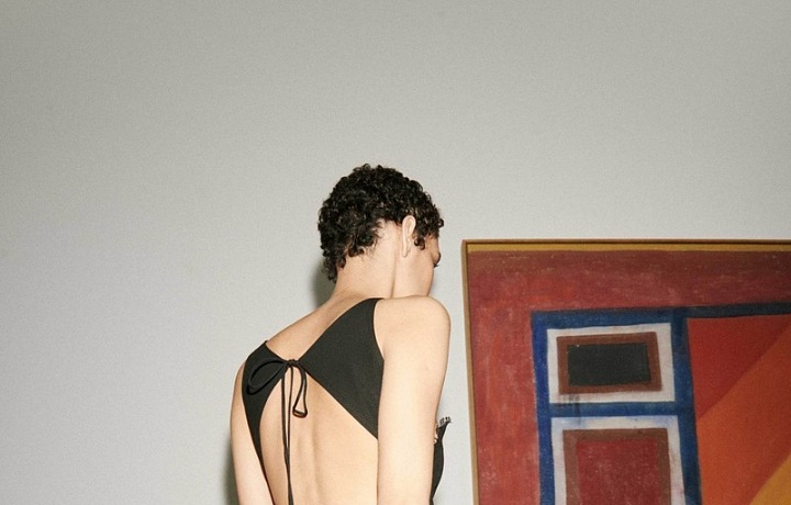 Žena v černých šatech Victoria Beckham