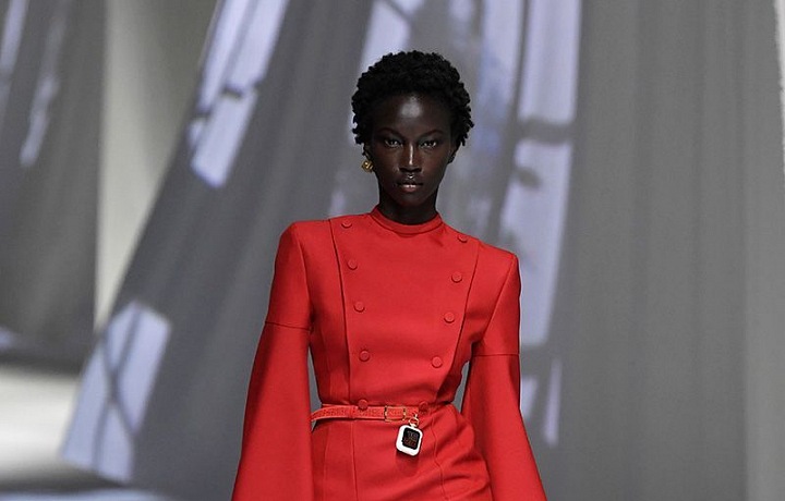 Žena v červených šatech Fendi SS2021