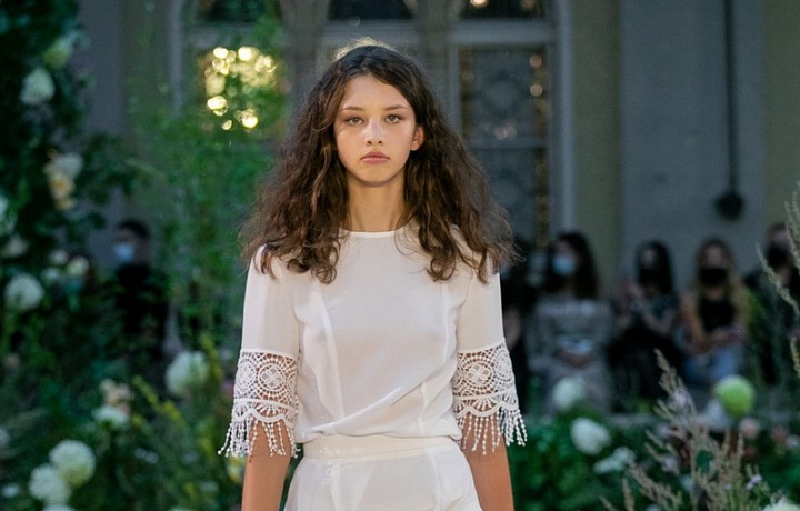 Žena v delších bílých šatech od Jiřího Kalfaře