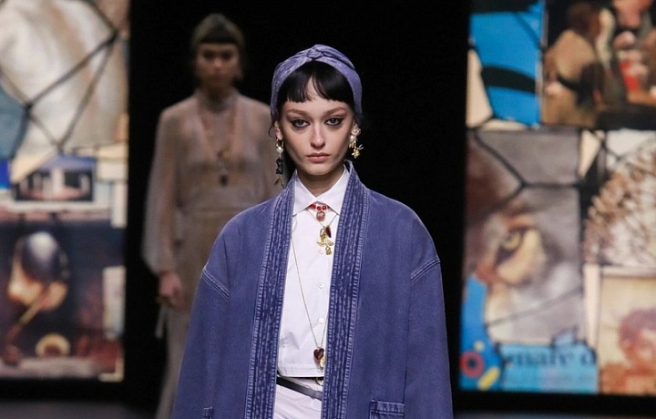Žena v denimovém modelu Dior SS2021
