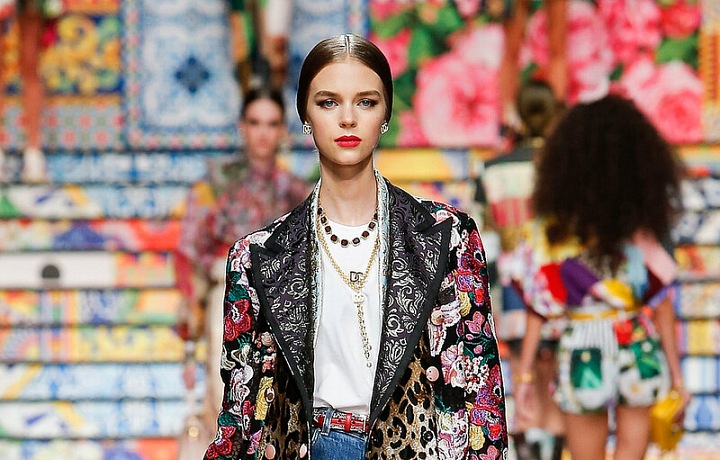 Žena v barevném modelu Dolce Gabbana SS2021