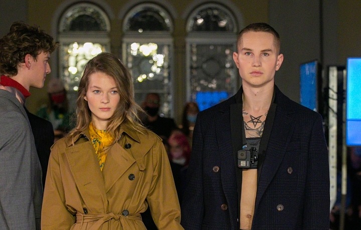 Žena v hnědém kabátu Pietro Filipi a muž v černém kabátu